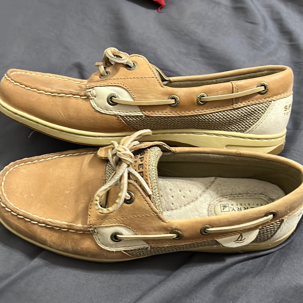 New never worn Sperry shoes size 8.5.